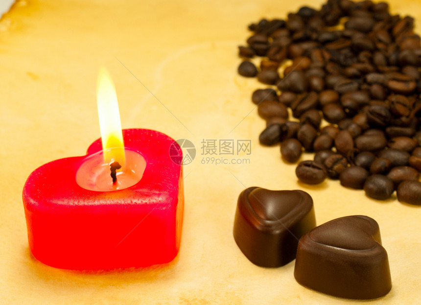 烧蜡烛 两颗心形糖果和豆子图片