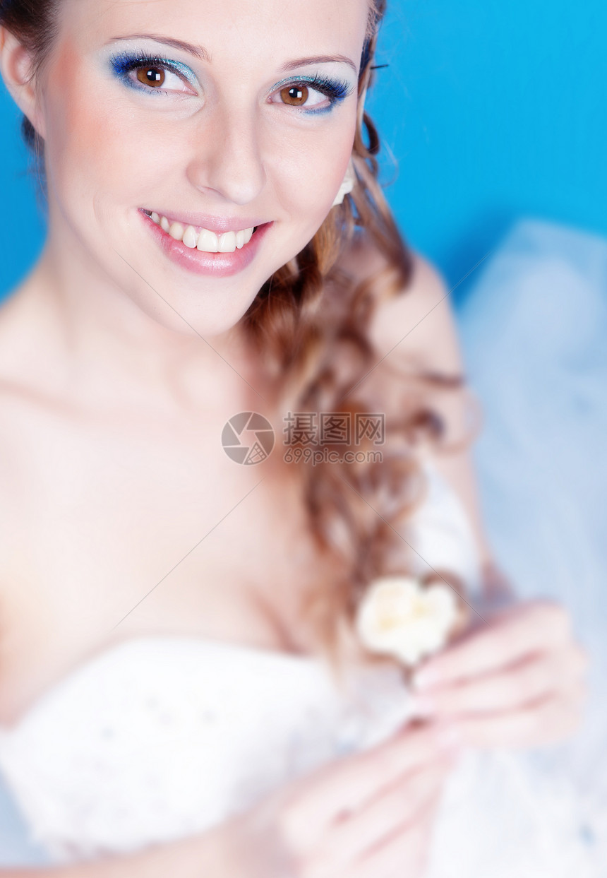 女孩肖像沉思庆典婚礼花朵冒充幸福眼睛快乐裙子工作室图片