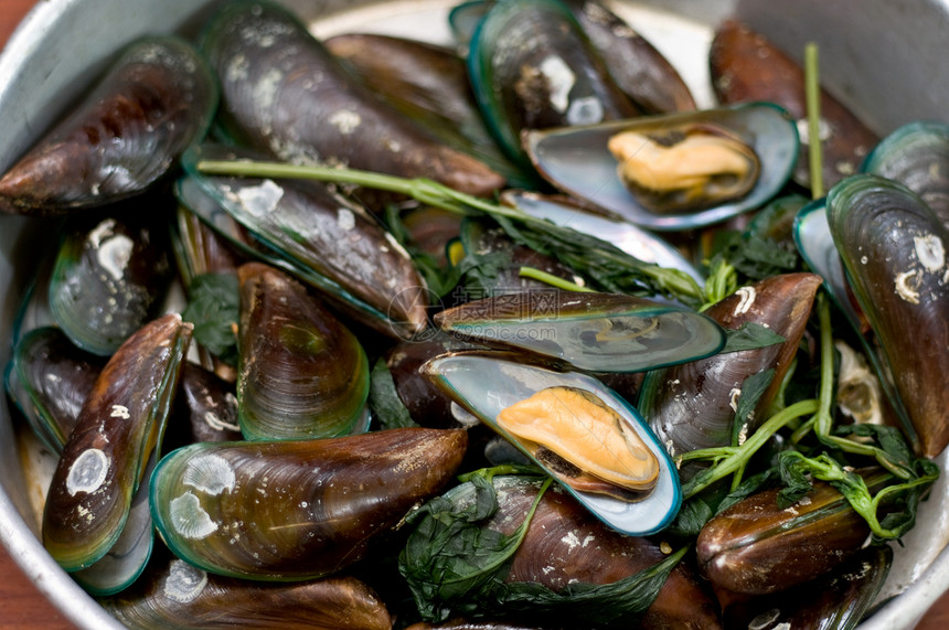 油煮亚洲绿色贝类贻贝盘子食物蔬菜桌子贝壳海鲜厨房烹饪图片