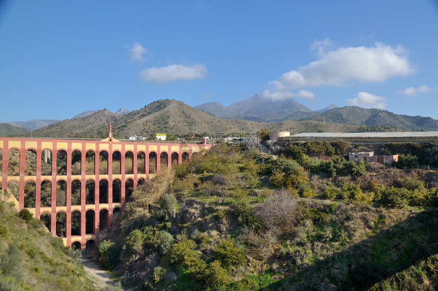 Nerja的旧水渠历史建筑悬崖岩石吸引力旅行桥接地标建筑学低谷图片