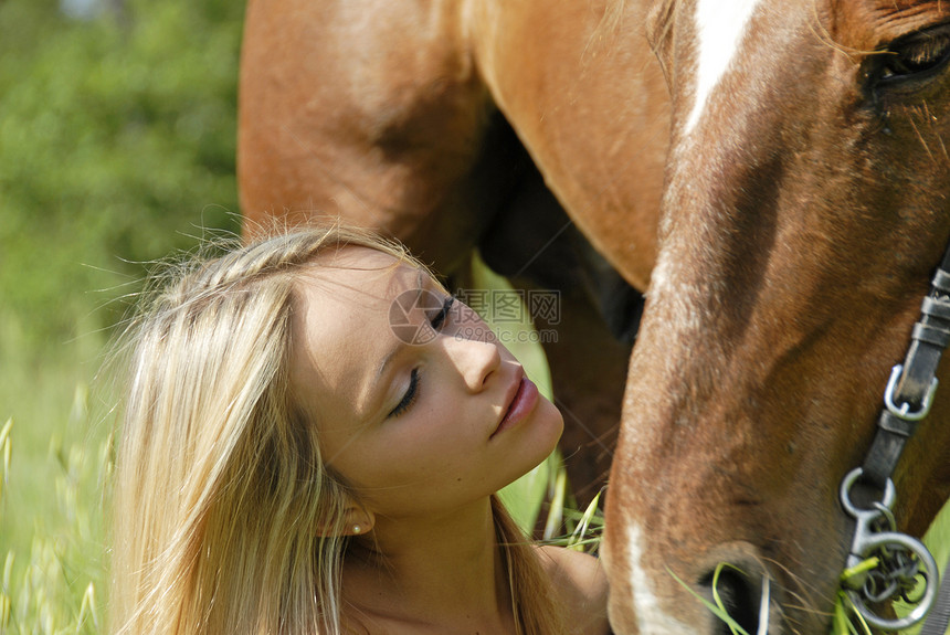 女童和马棕色场地动物金发朋友骑马草地女孩女士友谊图片