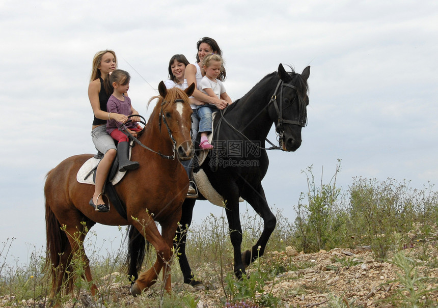 骑自行车的家庭成员金发马匹女儿母亲朋友们幸福宠物孩子们黑色运动图片