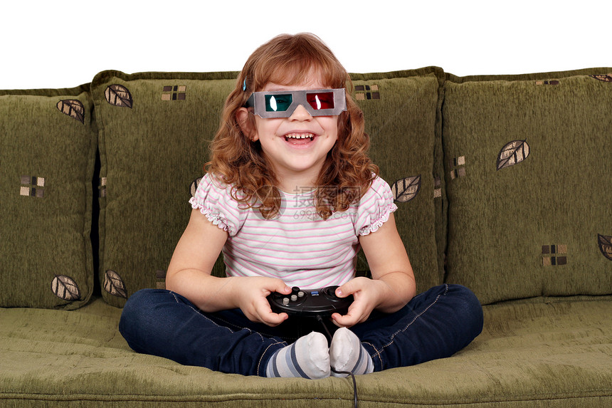 带着3D眼镜的快乐小女孩玩电子游戏视频女儿闲暇安慰控制娱乐青年女性童年游戏图片