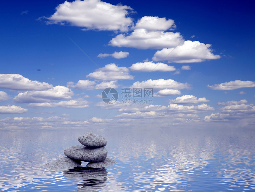 水中的石块边缘天空平衡液体反射卵石海岸线海浪海滩巨石图片