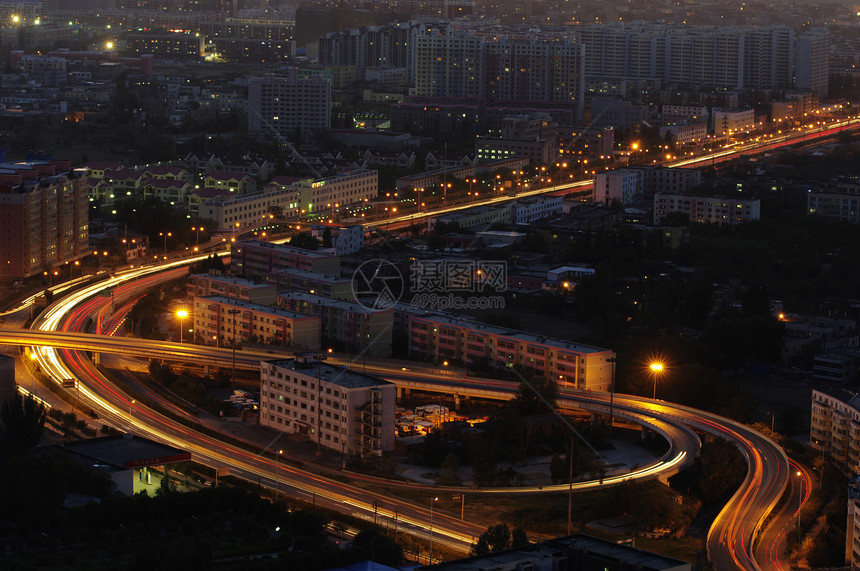 乌鲁木齐的夜高速公路图片