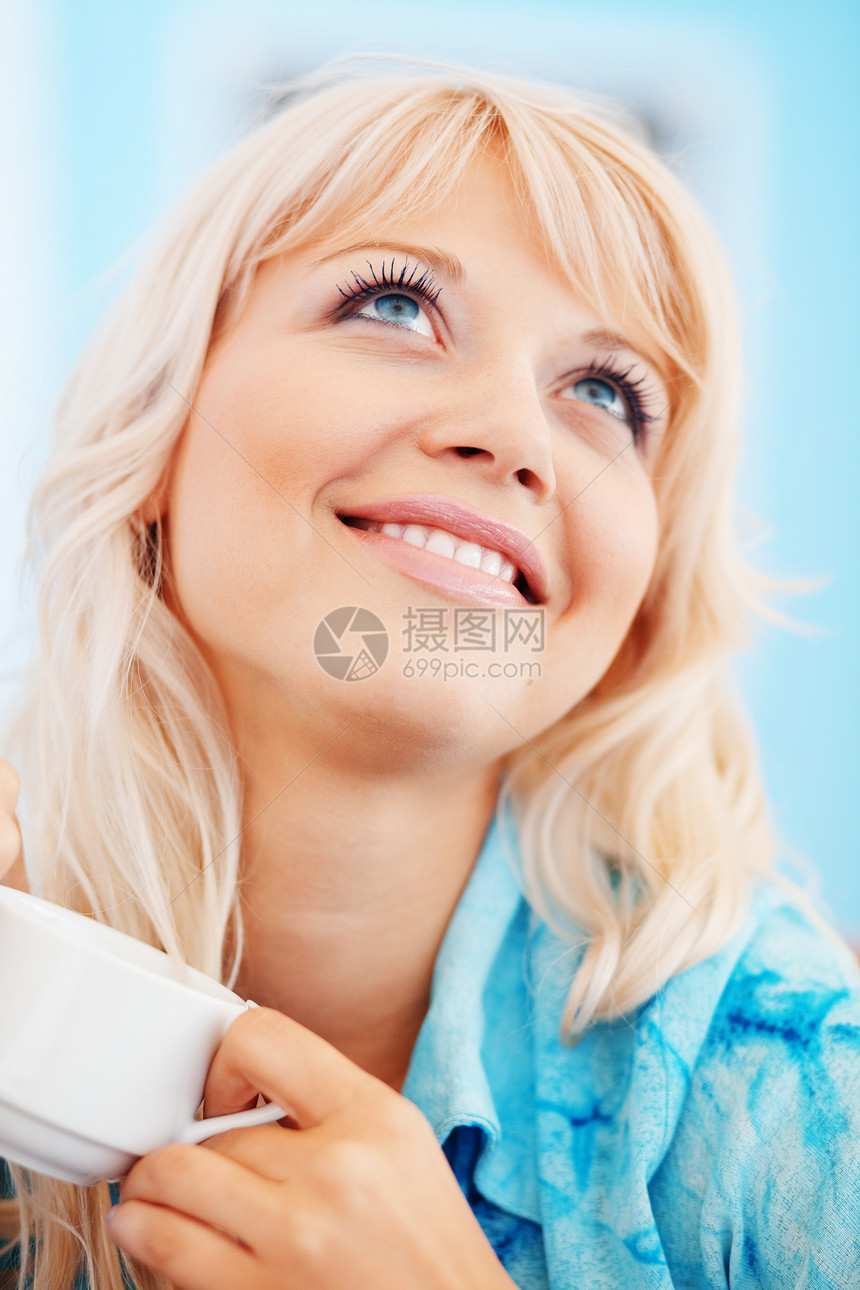 看一看巧克力享受早餐微笑咖啡店咖啡闲暇女性快乐喜悦图片