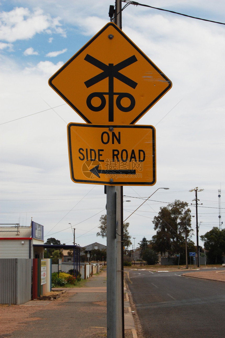 路标路牌穿越铁路交通街道安全旅行图片