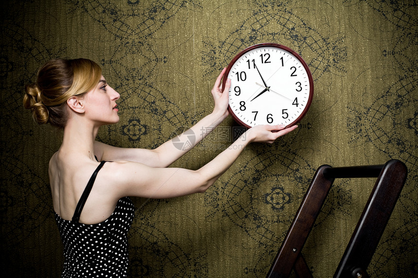 墙上的白钟白色数字技术乐器测量时间生活小时女性女士图片