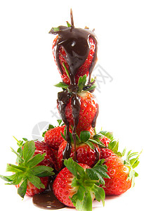 草莓塔上的熔巧克力背景图片