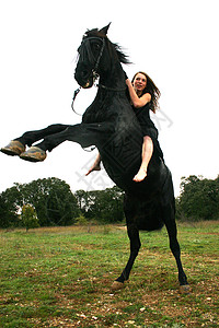 养马青少年盛装天空蓝色头盔骑马运动女士动物危险背景图片