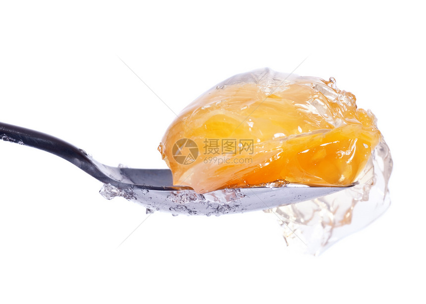 在勺子上用果冻装满普通的白兰地用具食物水果照片白色食品灰色图片