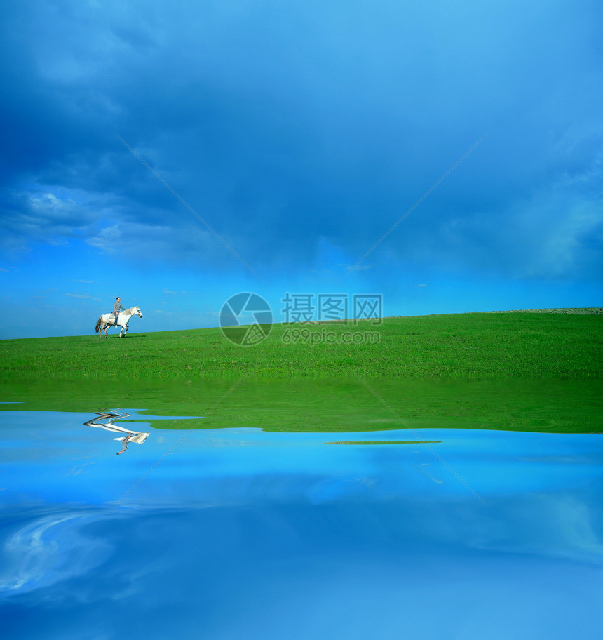 骑白马的骑士绿色动物风暴洪水天空天气男人场地反射危险图片