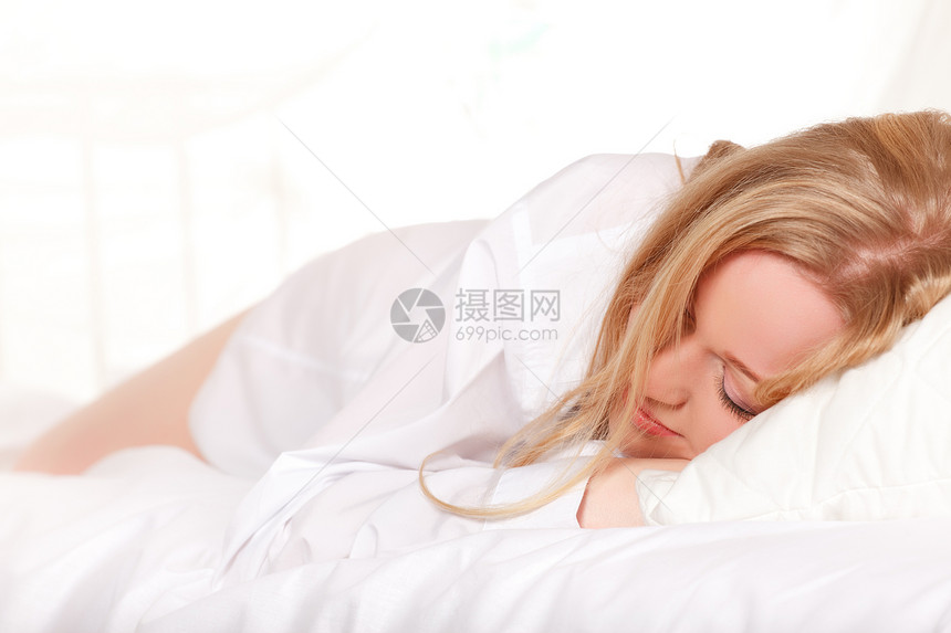 睡床上的睡睡妇女图片
