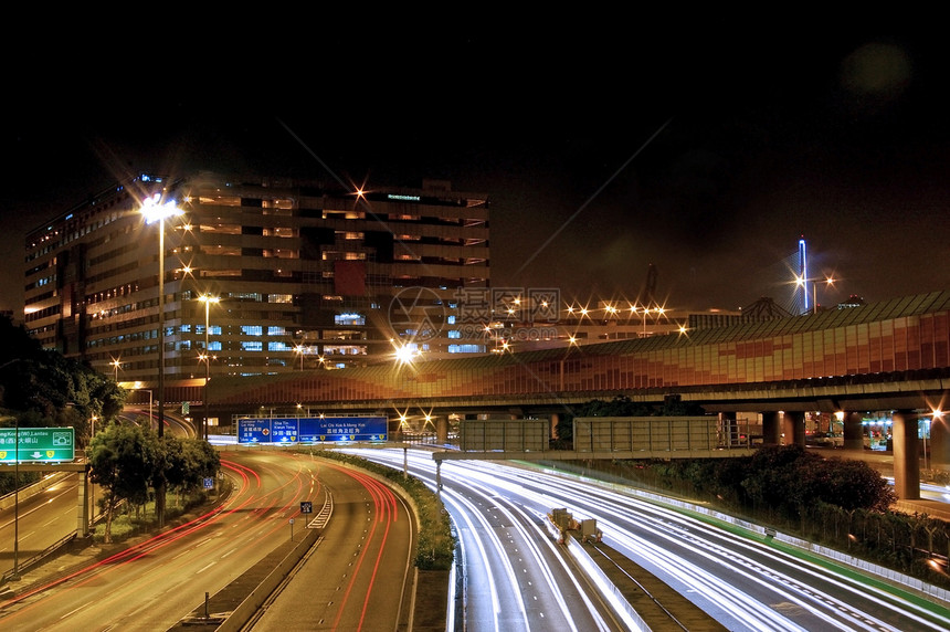 夜间在香港的交通建造行人游客车道路面商业照明街道建筑蓝色图片
