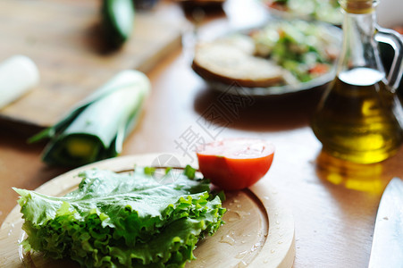 沙拉美食午餐木板蔬菜营养食物树叶绿色番茄高清图片素材