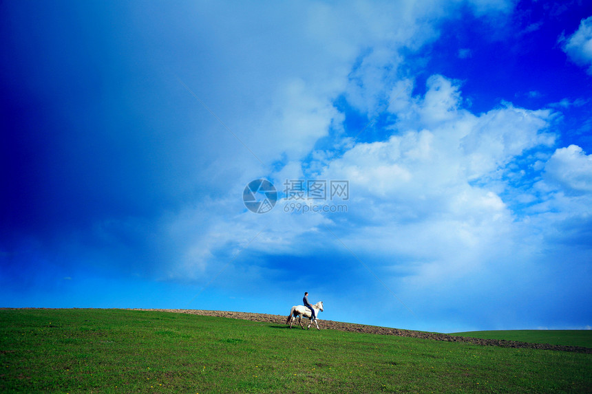 骑马的骑士风暴绿色动物场地天气天空男人雷雨危险图片