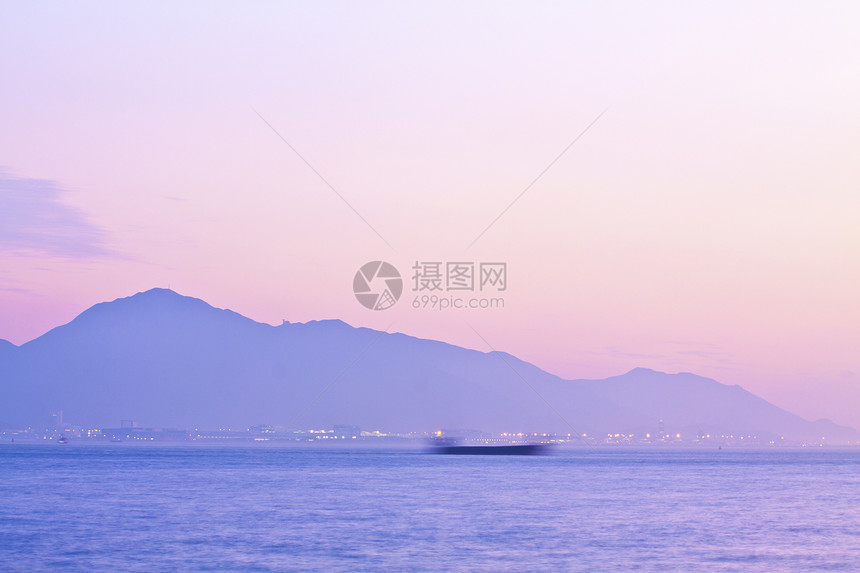 海岸的日落场景石头海洋风景天空紫色美丽爬坡蓝色阳光支撑图片