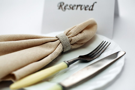 准备金餐巾白色银器金属盘子用具婚礼餐具桌子环境背景图片