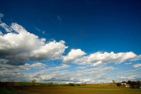 播种田地和多云的天空环境地平线农场乡村牧歌土地农作物阳光太阳农村背景图片