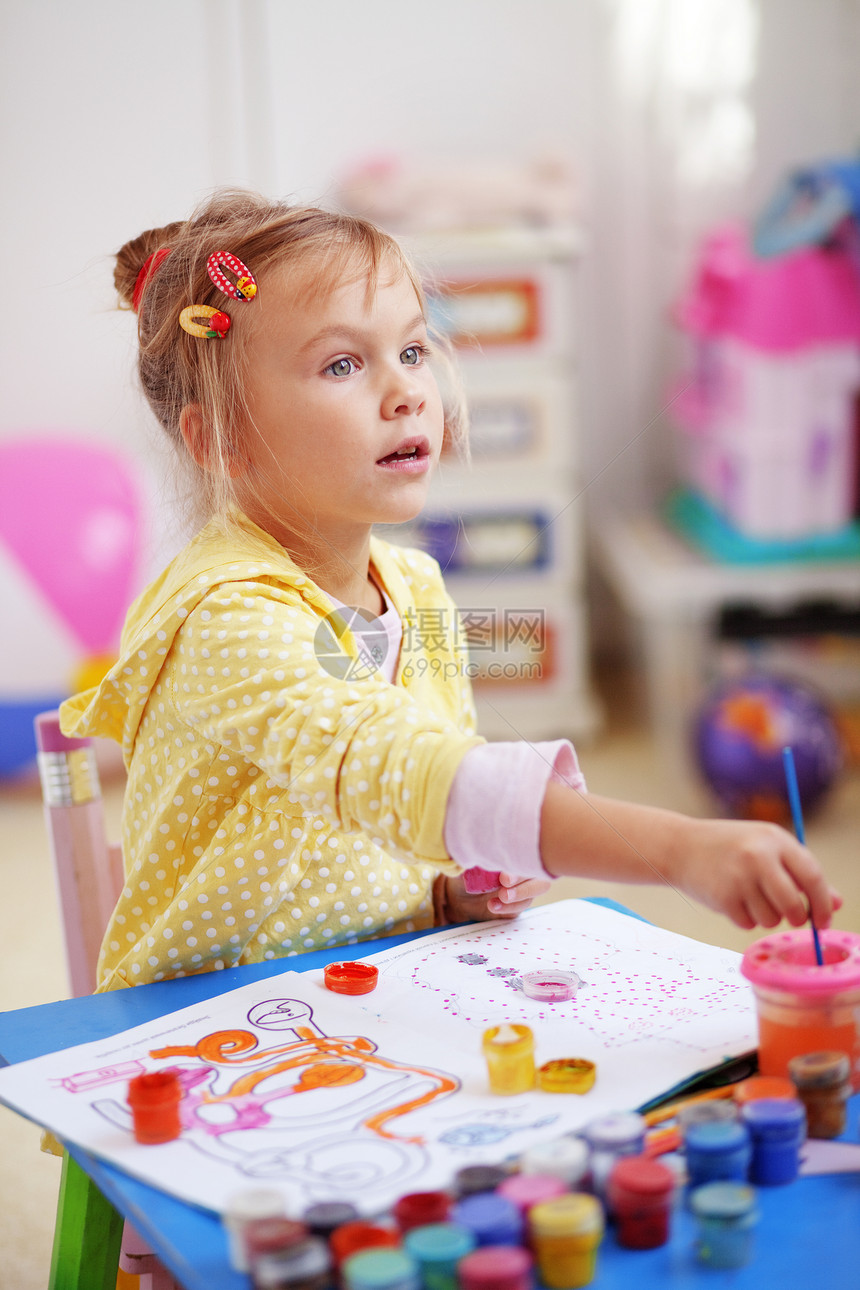 儿童绘画画家女孩幼儿园育儿女性桌子水粉艺术乐趣苗圃图片