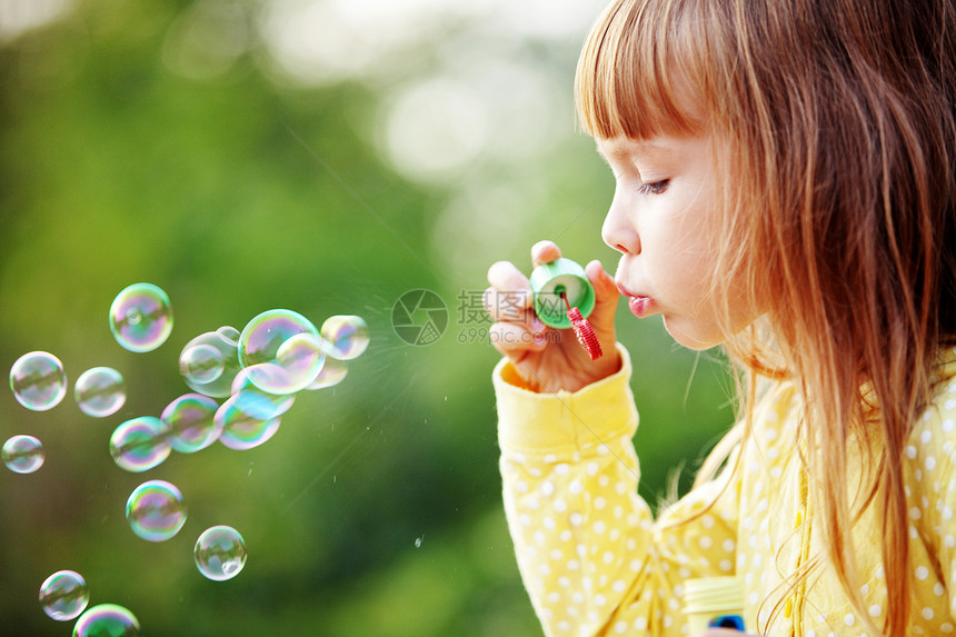儿童开始肥皂泡沫乐趣情绪气泡孩子冒充幸福喜悦女孩游戏头发图片