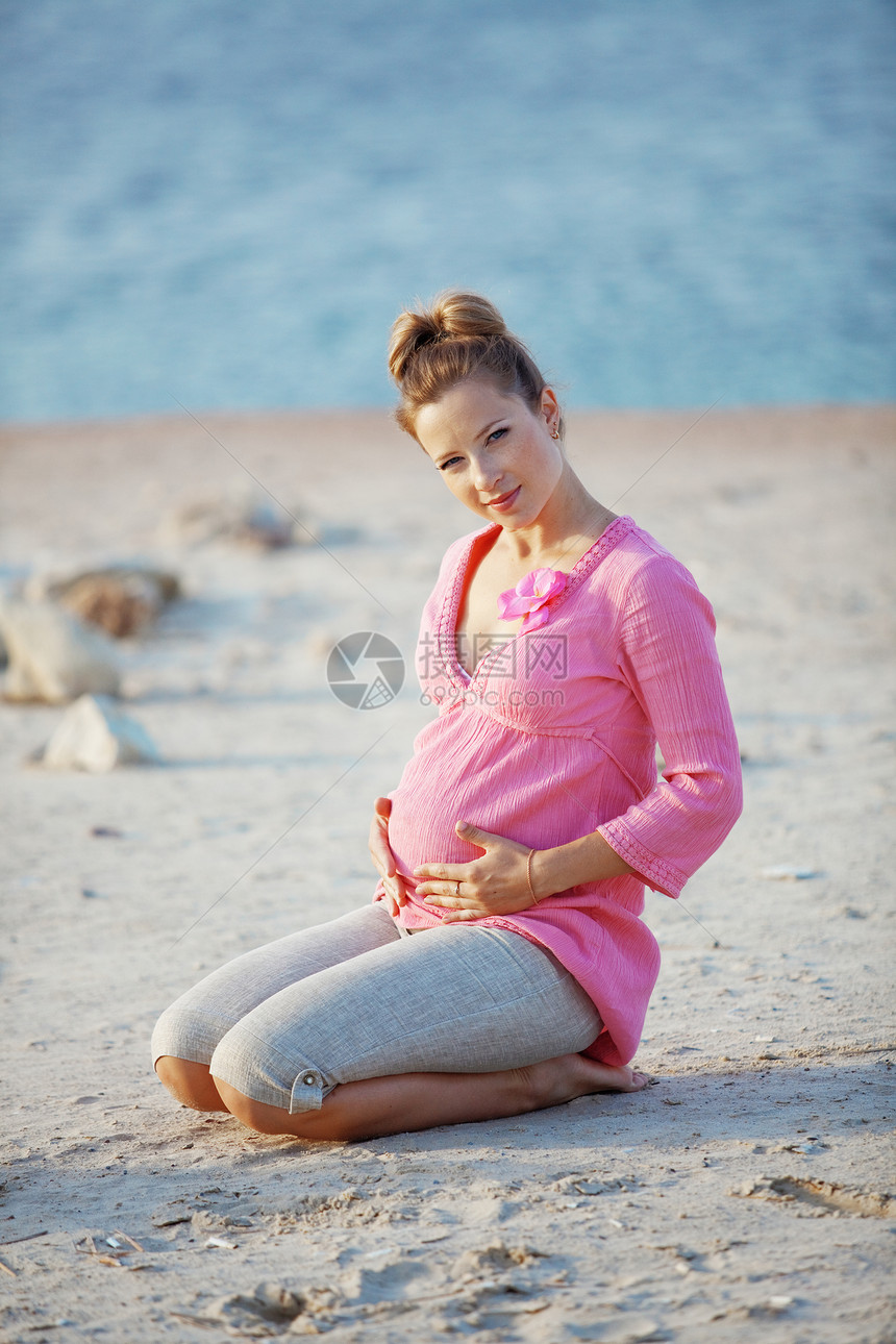 怀孕地面闲暇肚子太阳冒充海滩女士母性休息成人图片