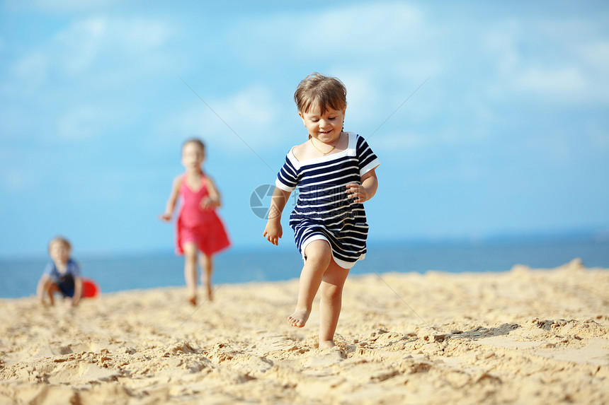 夏间游戏朋友们蓝色自由闲暇孩子女孩们快乐友谊跑步图片