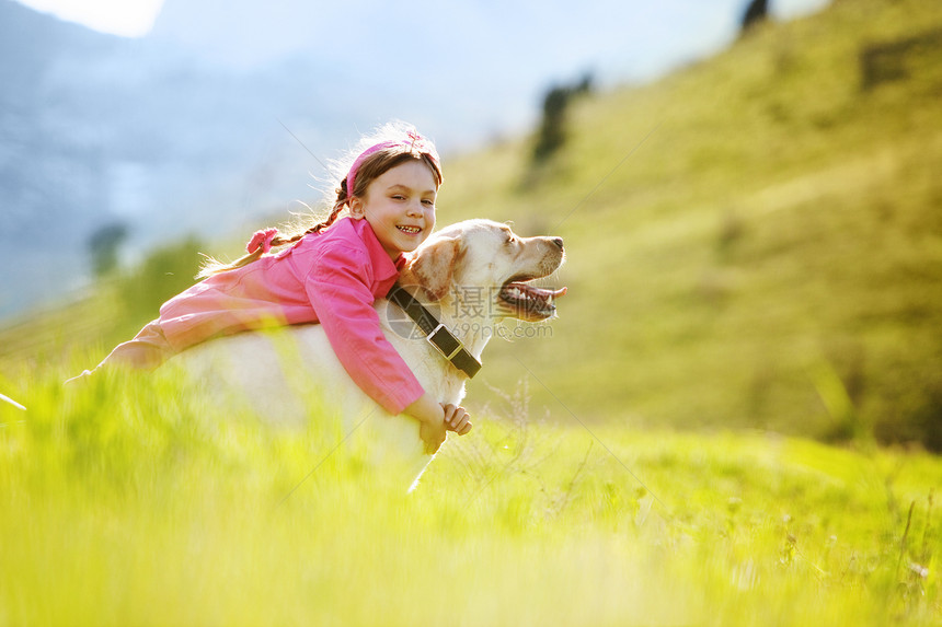 快乐的孩子玩狗狗游戏农村场地闲暇乐趣自由阳光猎犬草地宠物骑术图片