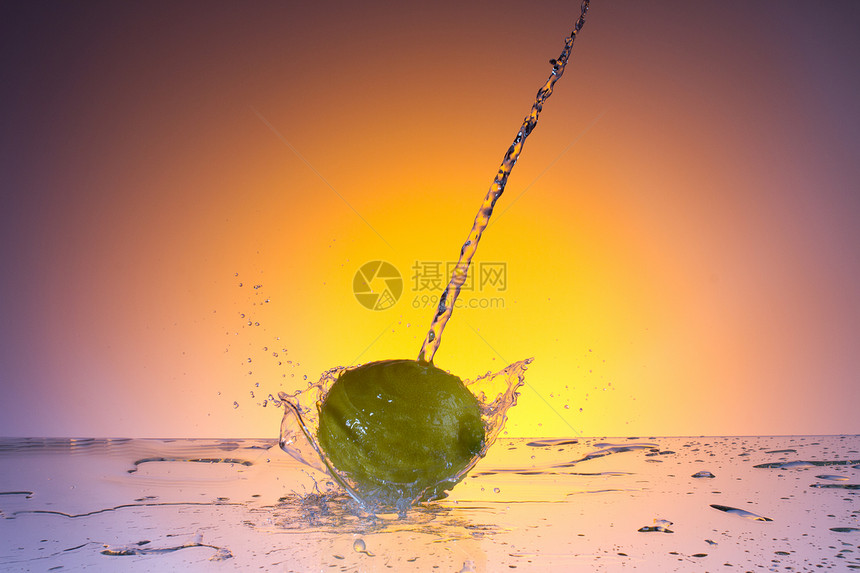 柠檬水喷洒风景色彩流水活力柠檬静物收获素食沙拉节食图片