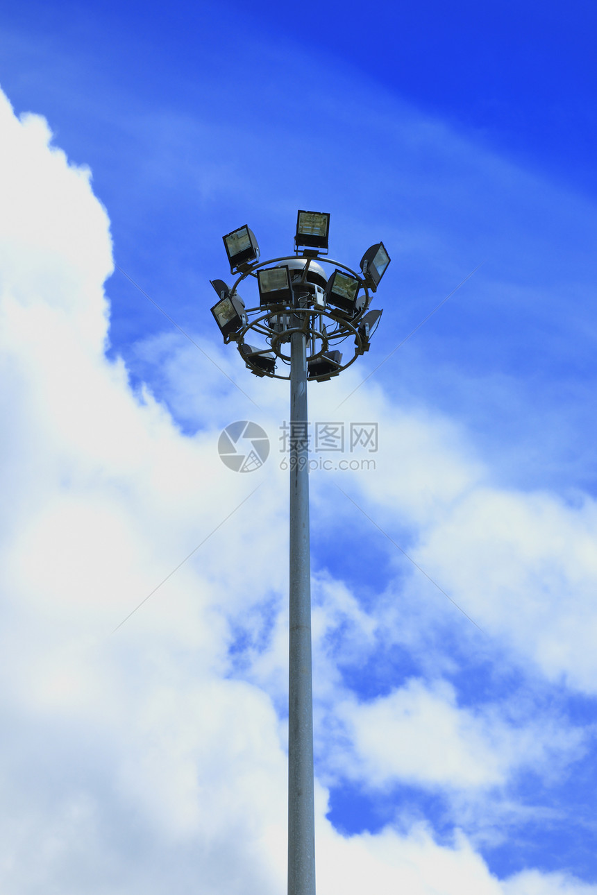 蓝色天空上的光极交通灯泡运动体育场活力力量灯柱路灯聚光灯反光板图片