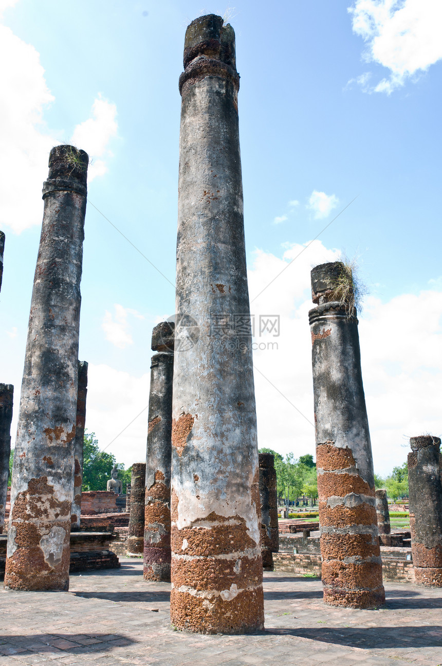 寺庙的旧柱子图片