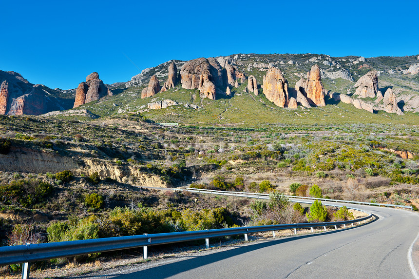 山区公路干旱生态航程缠绕天空石头峡谷巨石悬崖曲线图片