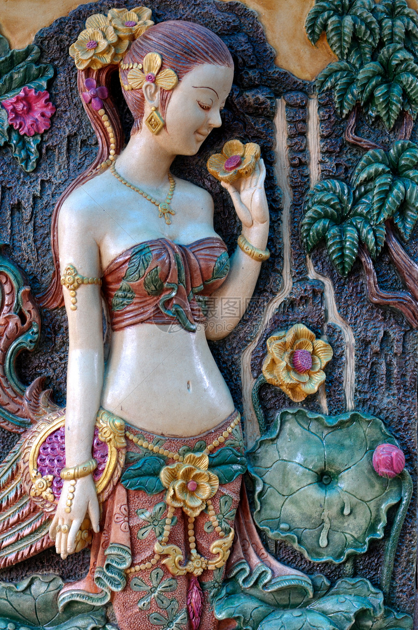 站在一棵树前面的泰国古代女人图片