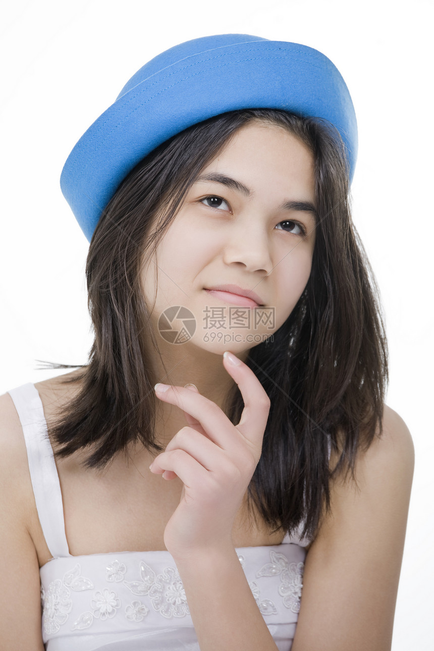 戴蓝帽子的年轻少女 有深思熟虑的表情青少年白色混血儿思维混血蓝色女孩微笑少数民族质疑图片