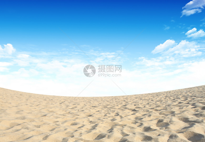 有云和太阳背景的沙尘和天空蓝色风景美丽地平线气候黄色沙漠沙丘假期涟漪图片