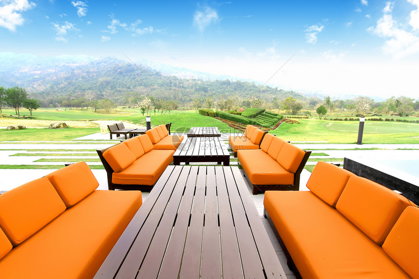 美丽的户外空间 配有桌椅蓝色假期阳台国家公园生态风景草地农场院子图片