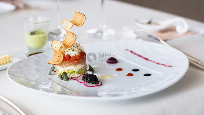 螃蟹 鲑鱼和蔬菜开胃菜海鲜午餐白色食物奢华小菜美食盘子餐厅图片