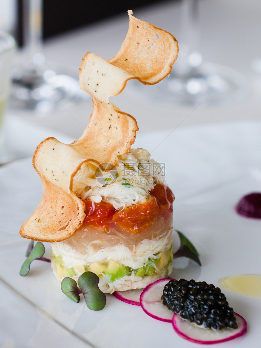 螃蟹 鲑鱼和蔬菜开胃菜餐厅盘子白色午餐食物海鲜小菜美食奢华图片