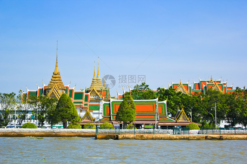 河边泰国寺庙图片