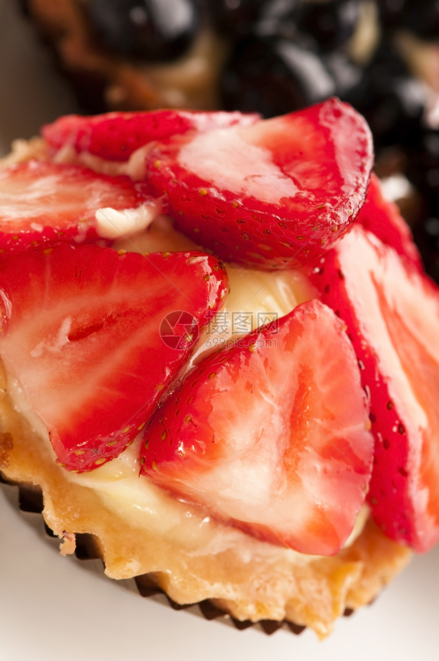 以新鲜的果实做蛋糕红色脆皮装饰篮子浆果甜点白色餐厅水果美食图片