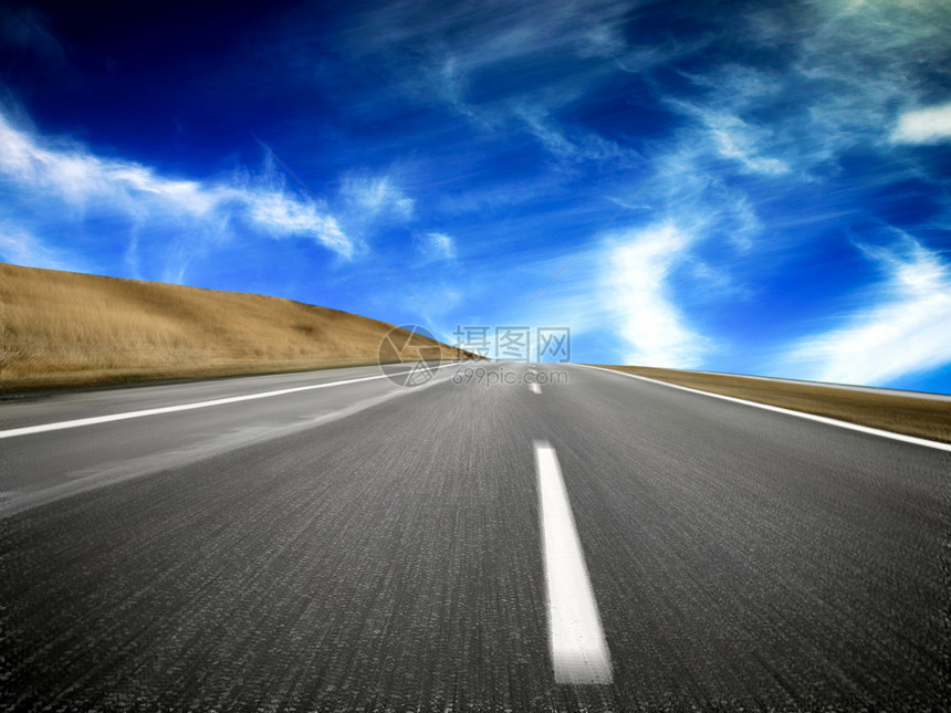 高速高速公路地平线草地蓝色场地旅行风景速度运动赛道爬坡图片