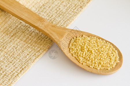 热米面食物木头白色勺子背景图片