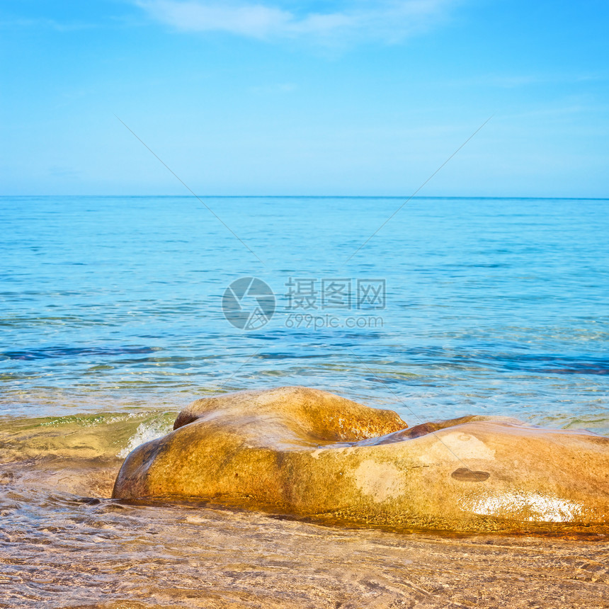 海中的石石支撑正方形美丽海浪橙子晴天反射海景蓝色风景图片