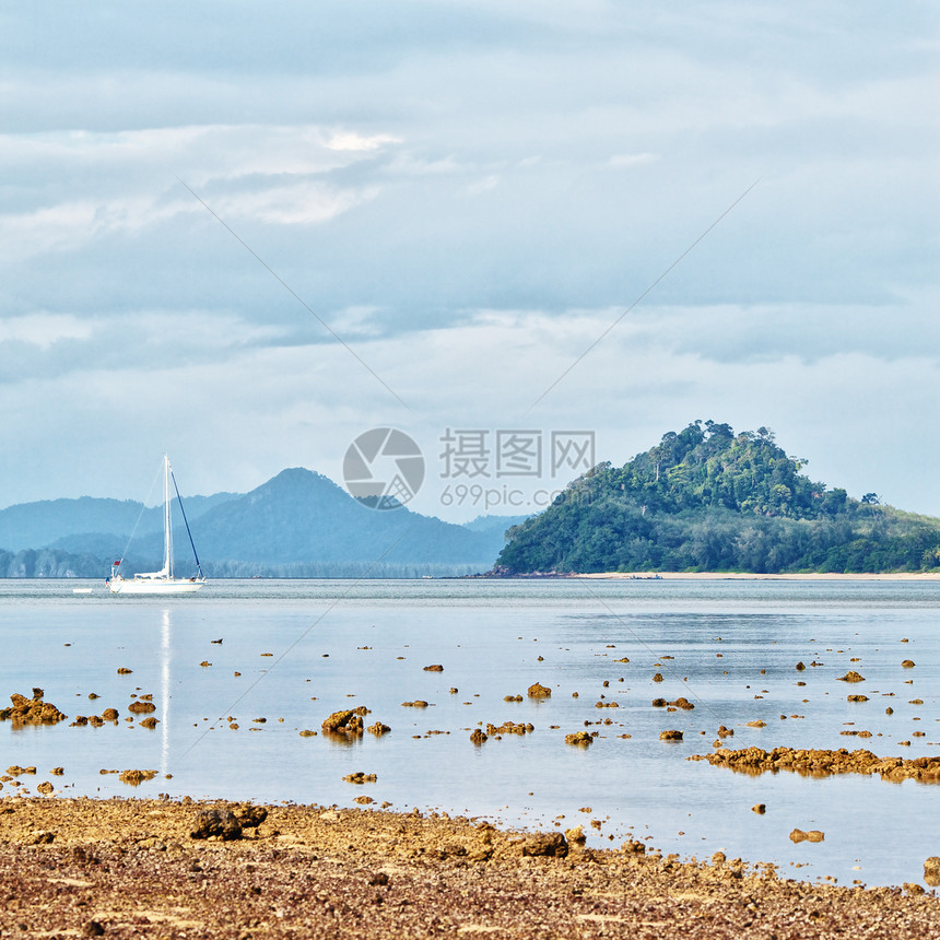 海上游艇晴天支撑天空情调爬坡岩石旅行海洋异国旅游图片