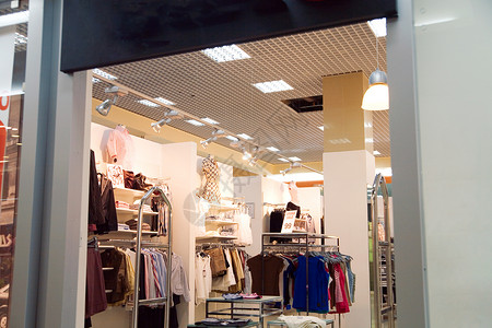 销售现代青年和时装服装的商店和商店部门夹克团体裙子窗户购物中心商业女性衣架棉布架子高清图片素材