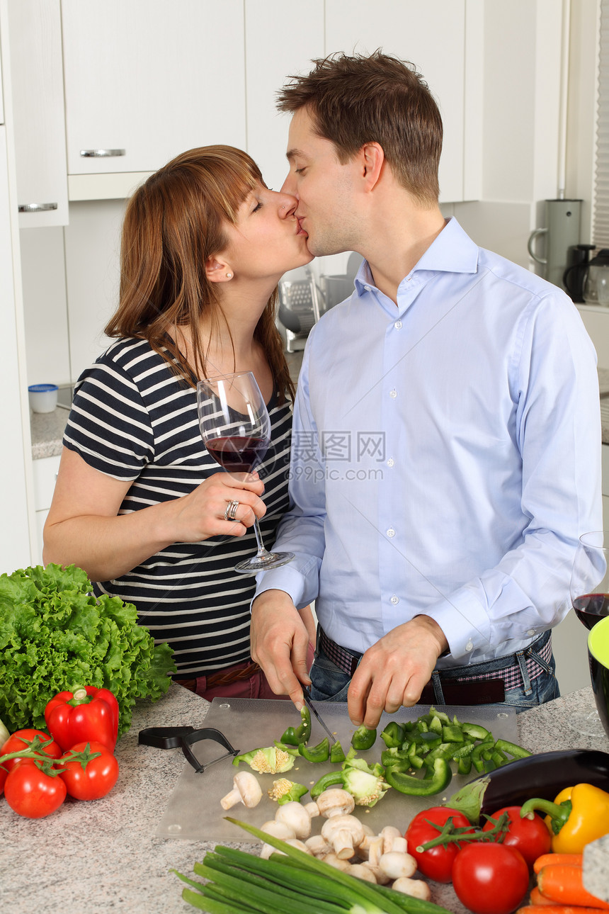 年轻夫妇在厨房里接吻图片