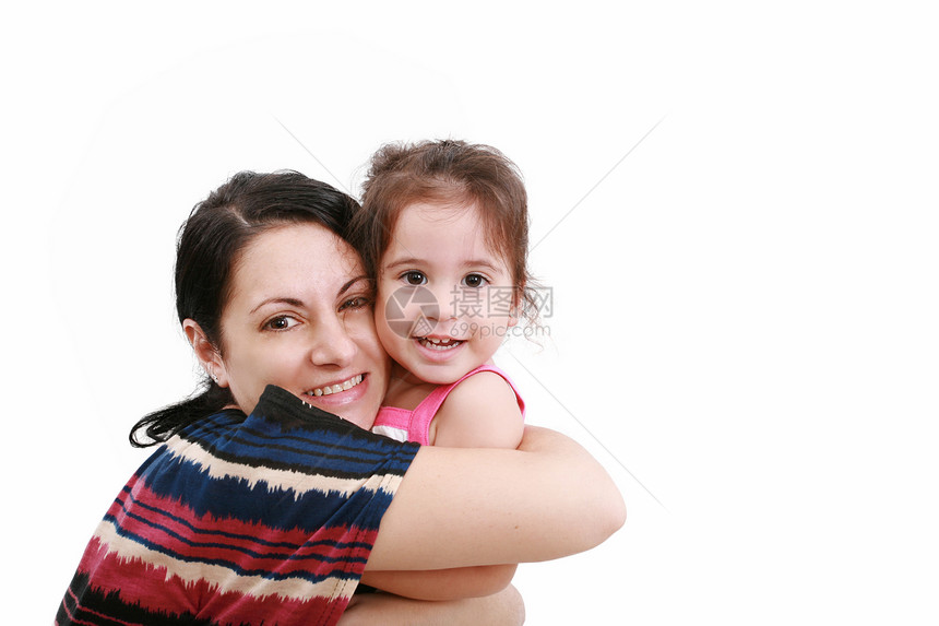 美丽的年轻母亲和两岁的女儿在看一眼图片