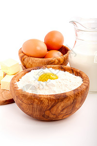 牛奶 面粉和鸡蛋 烘烤的原料厨房面团桌子面包蛋黄食物烹饪白色背景图片