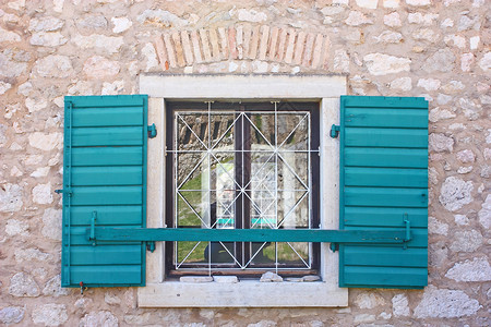 打开窗口百叶窗房子安全木头快门石头窗户绿色框架建筑背景图片