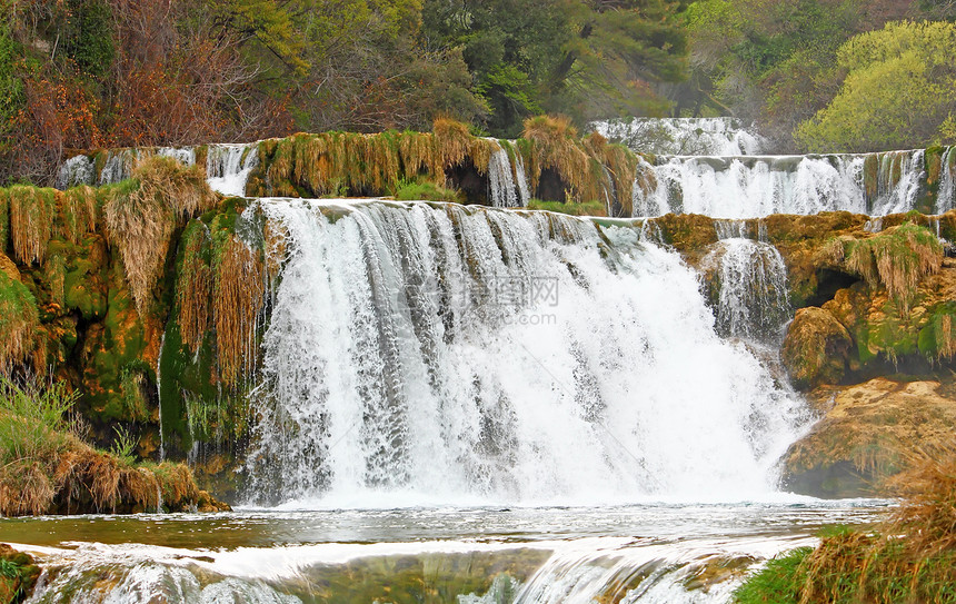 Krka河瀑布岩石环境峡谷石头森林公园瀑布地标国家蓝色图片